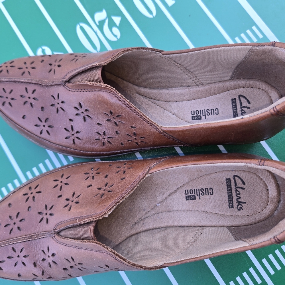 Women's Clarks Brown Leather Slip-On Shoes With Cut Out Floral Design Size 8 - Picture 5 of 7
